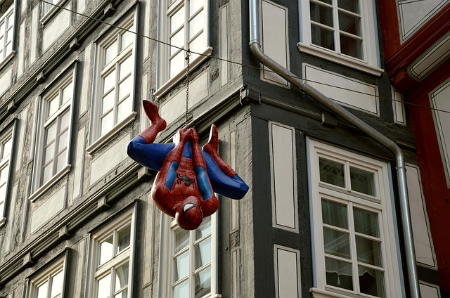 homem aranha pendurado de cabeça pra baixo