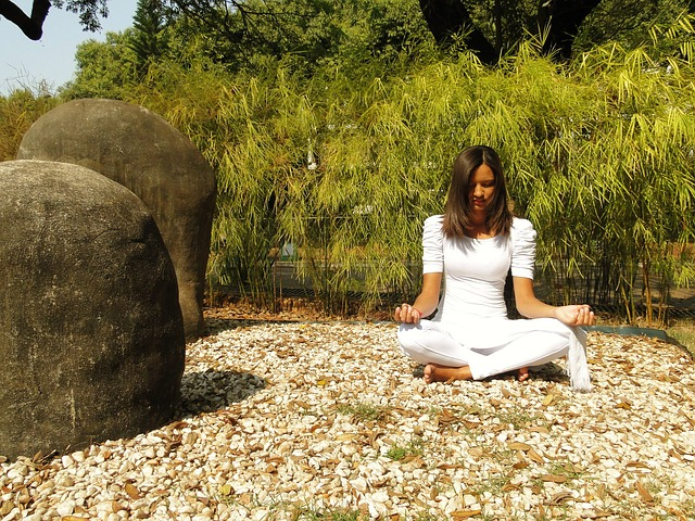 Osho: Por que o Abraço é uma Ferramenta Terapêutica Poderosa? mulher de roupa branca sentada meditando
