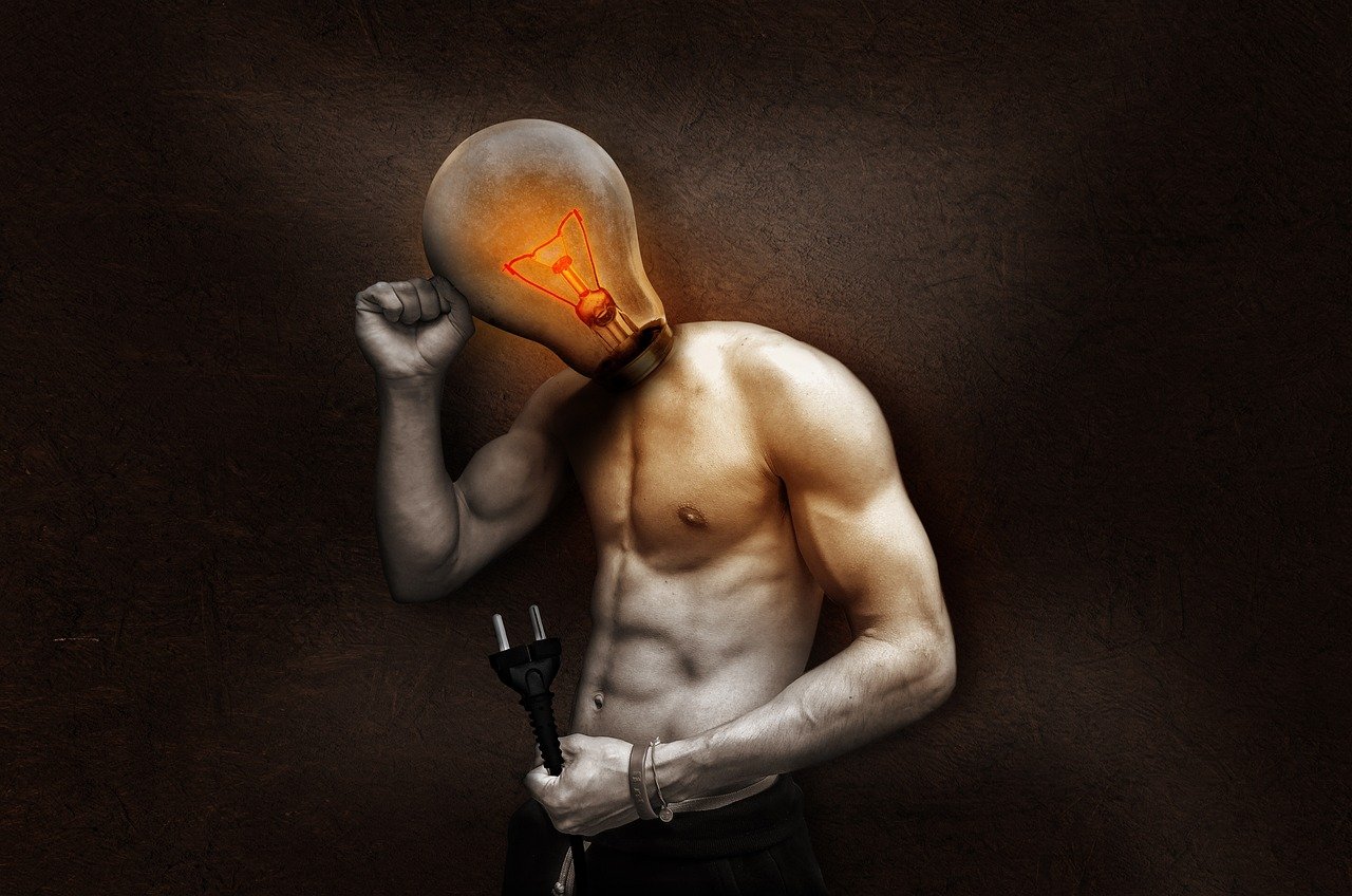 Um corpo humano com lampada na cabeça