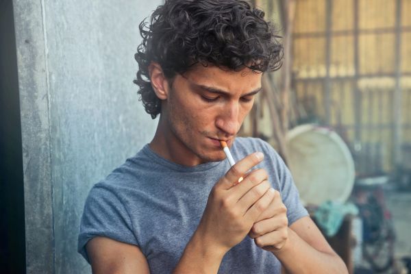 eliminar maus hábitos homem fumando cigarro