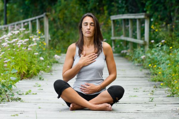 evolução mulher sentada meditando