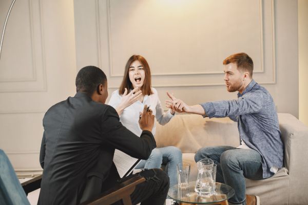 exercicio mental dois homens e uma mulher debatendo