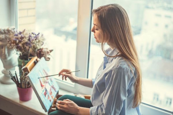 exercício mental mulher pintando quadro