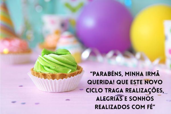 30 Frases de Feliz Aniversário para Irmã: Amor, Emoção e Carinho imagem de um doce verde com fundo bola de bexiga lilás e amarelo com uma frase de parabéns para a irmã