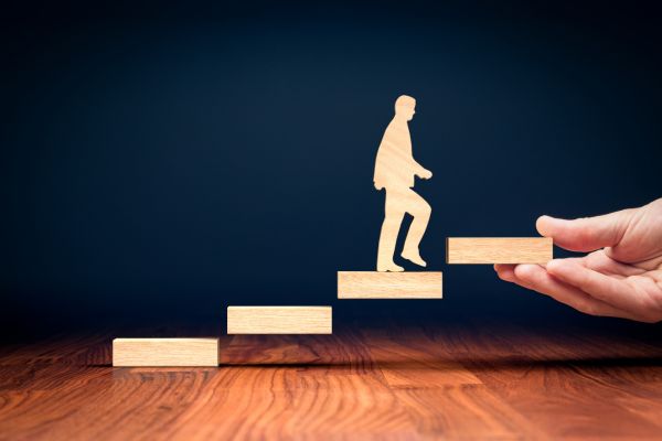 ha´bitos positivos um boneco subindo escada