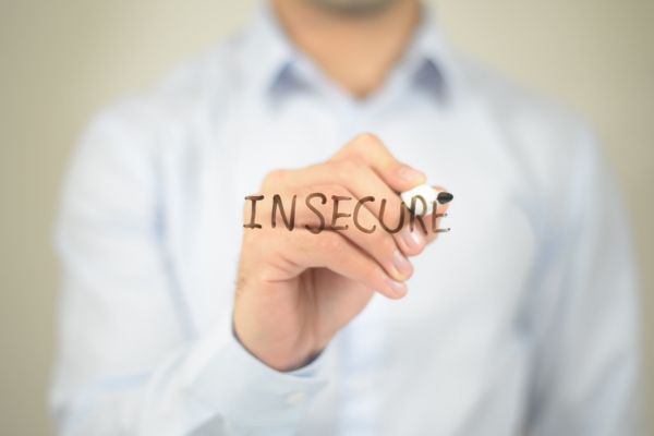 como lidar com insegurança homem escrevendo insecure
