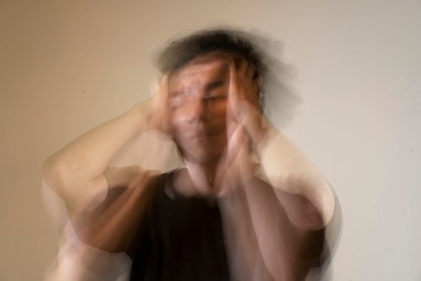 efeito placebo garoto com mão na cabeça