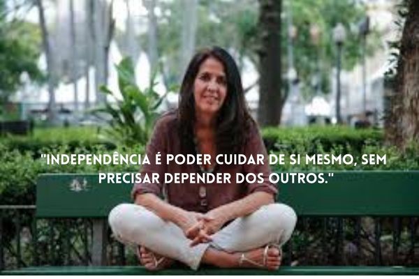 frase de martha medeiros mulher sentada no banco e arvores nas suas costas