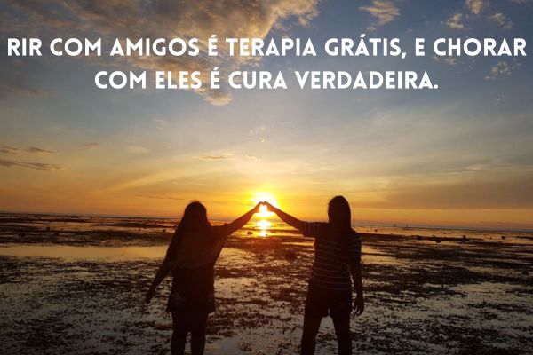 frases de amigos duas amigas de mão dada em frente ao por do sol