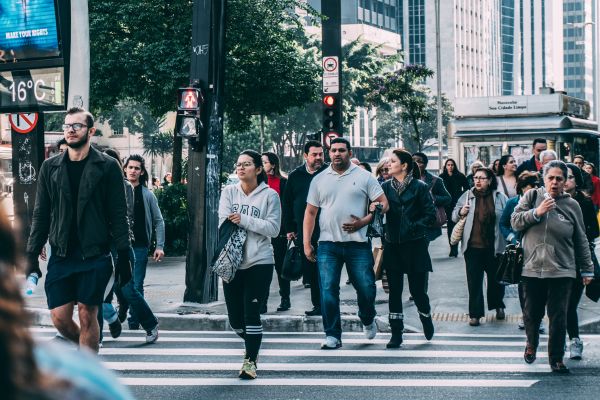 inconsciente coletivo pessoas atravessando a rua pela faixa