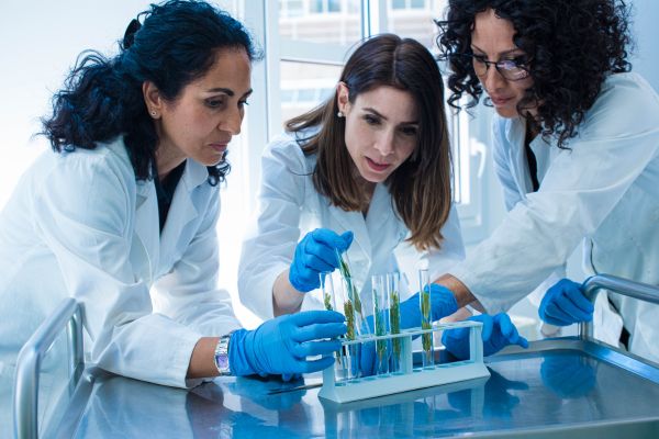 placebo 3 mulheres cientistas pegando em frasco de vidro