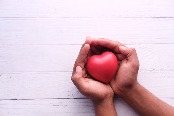 7 leis espirituais deepak chopra mão com um coração