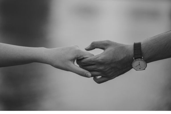 amor braço de homem e mulher de mãos dadas