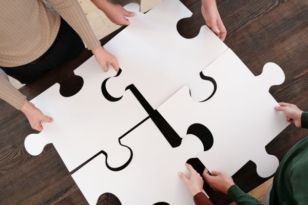 como mudar de vida 4 pessoas segurando 4 quebra cabeça gigante