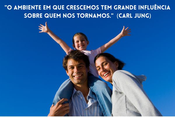 frases sobre influência pai, mãe e filha no colo do pai