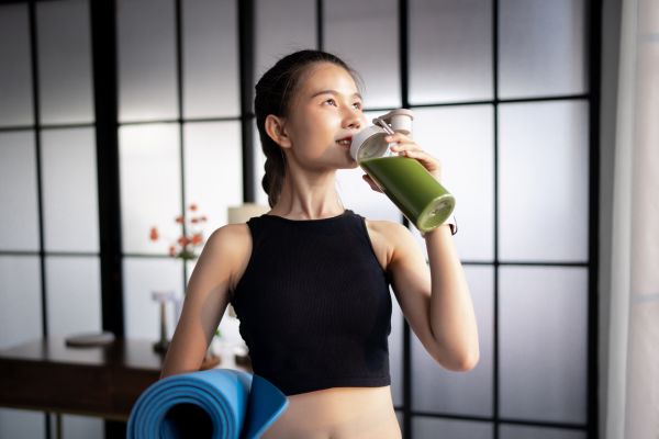 hábitos saudáveis japonesa bebendo suco verde