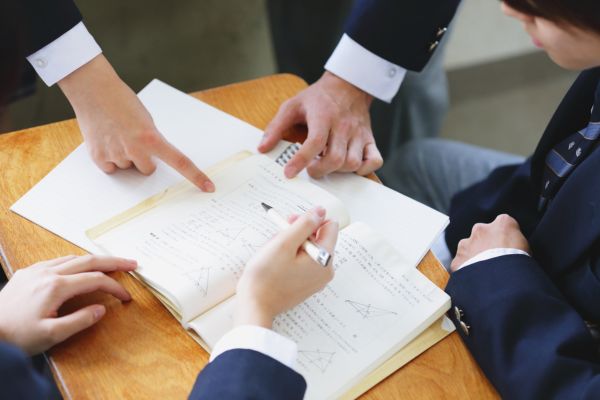 mercado de trabalho 3 pessoas em volta de 2 caderno