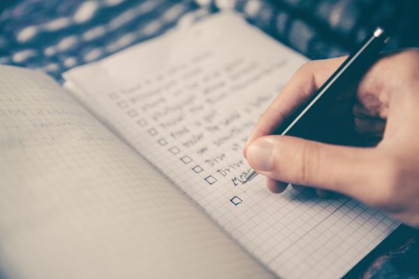 mudar de vida uma mão segurando uma caneta e caderno