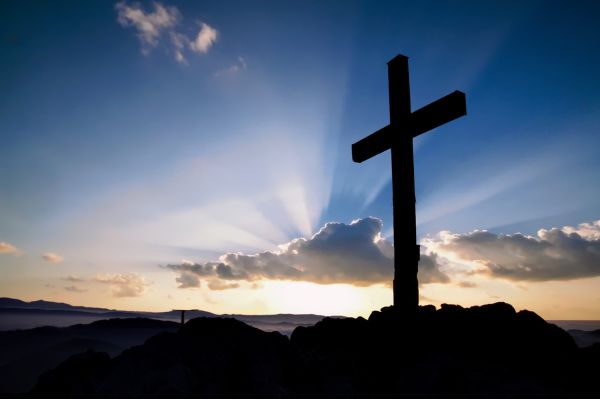 alma de cristo uma cruz no fundo com céu azul e sol