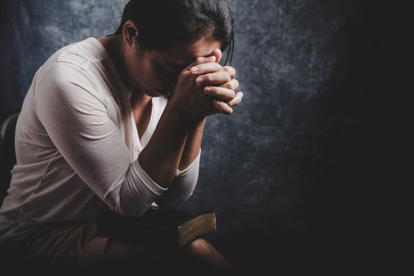 como vencer o vício homem ajoelhado com mãos no rosto