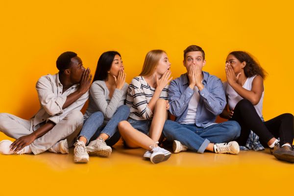 fofoca 3 mulheres e dois homens jovens fofocando sentado