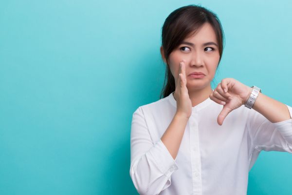 fofoca mulher japonesa com a mão na boca e fazendo sinal de negativo com a mão