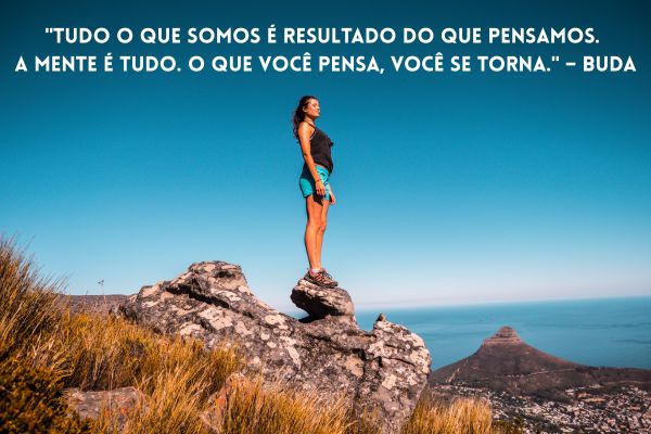 frases sobre vida mulher em pé sobre uma pedra vendo o mar com céu azul