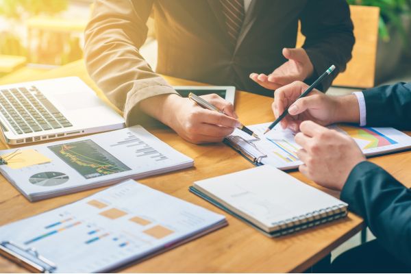 plano de négocios uma mesa com cadernos e duas pessoas
