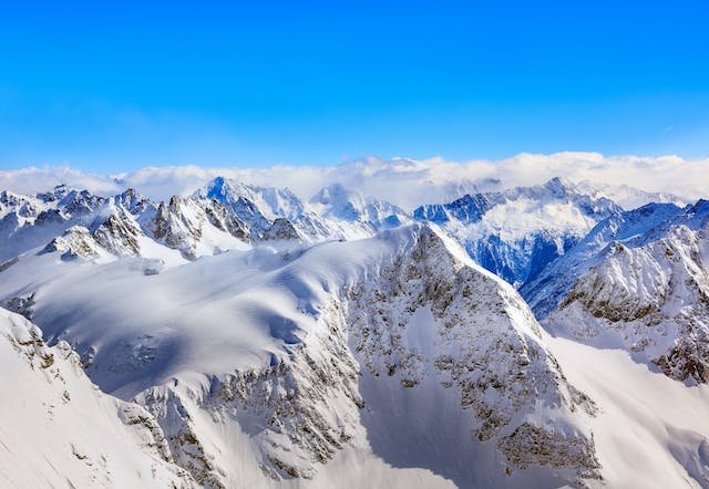 imagem de montanhas com gelo e céu azul