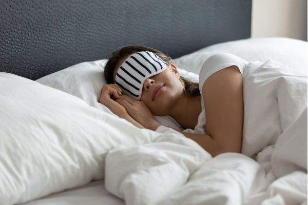 sonhar com briga garota deitada na cama