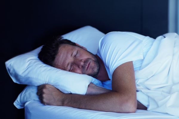 sonhar com briga homem deitado na cama dormindo