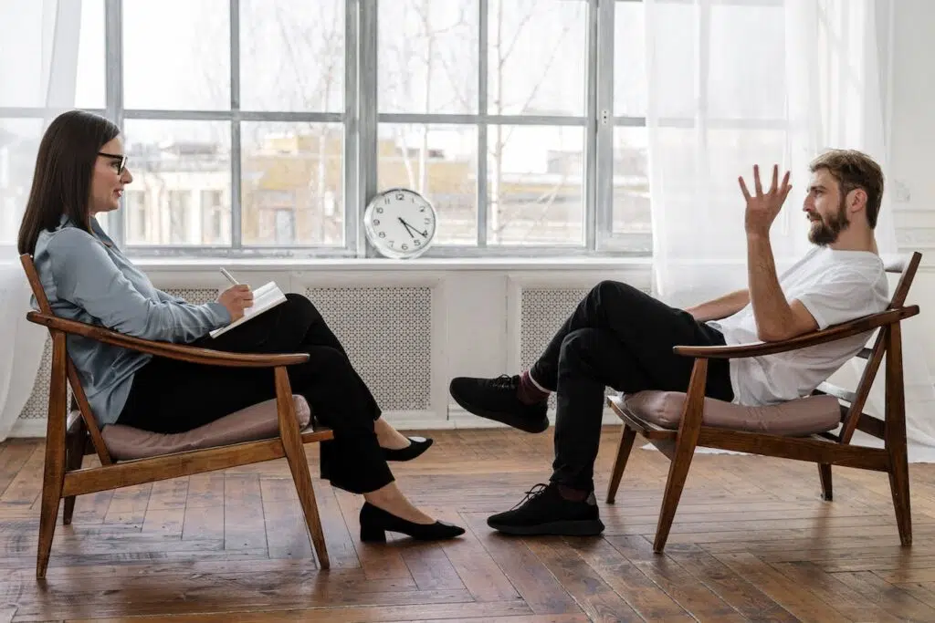 Como Superar uma Traição terapeuta mulher sentada de frente com o paciente homem