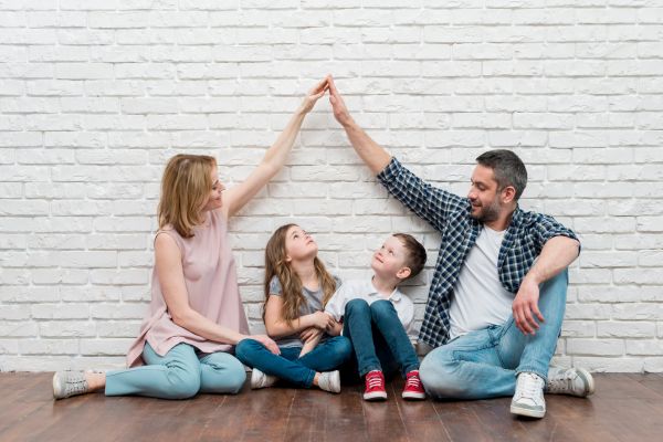 Família Narcisista: Como Filhos Adultos Podem Romper o Ciclo e Se Curar pai e mãe com braços levantandos em cima da filha e filho