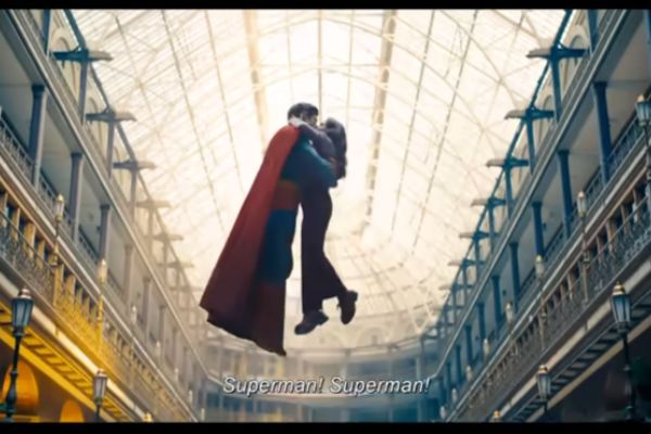 Superman: As 50 Frases Motivacionais Pra Influenciar a sua Vida superman voando com uma moça beijando