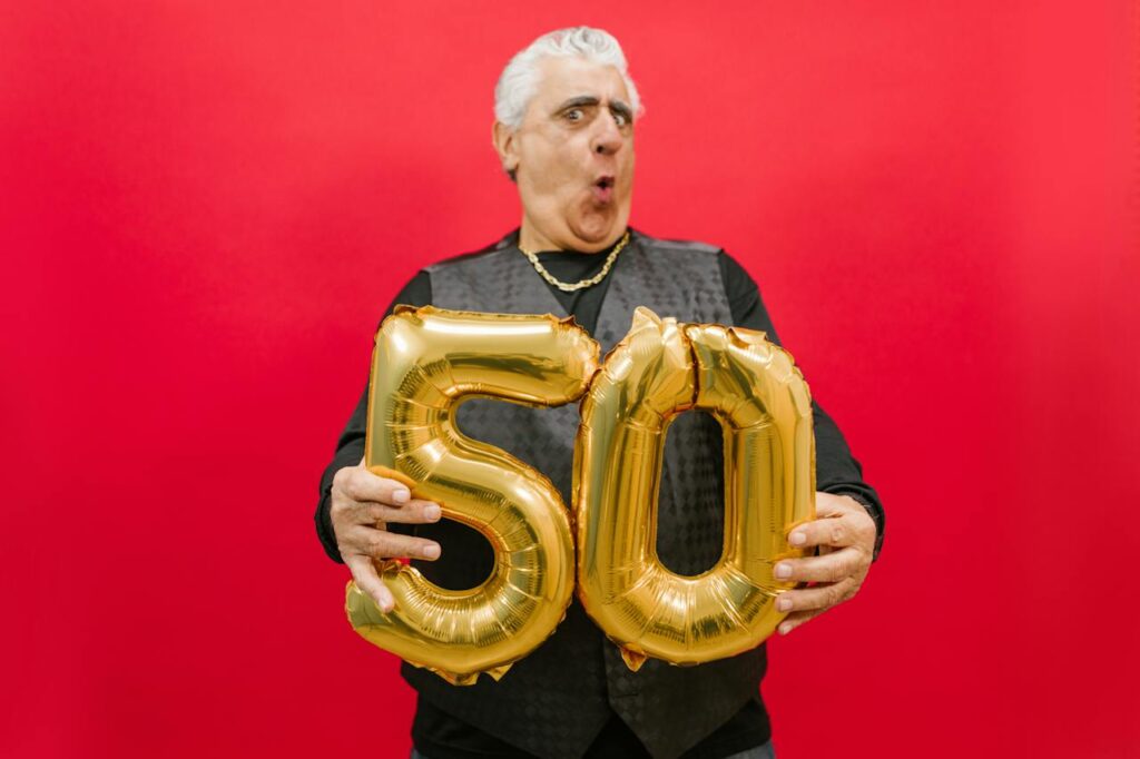 foto de um homem com cabelo branco segurando uma bexiga de 50 anos de idade