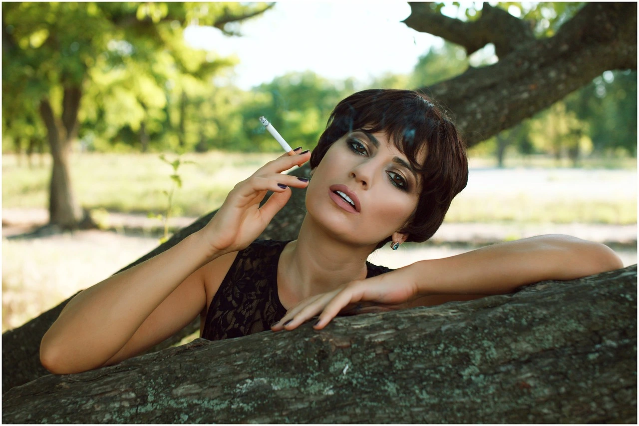 uma mulher fumando um cigarro