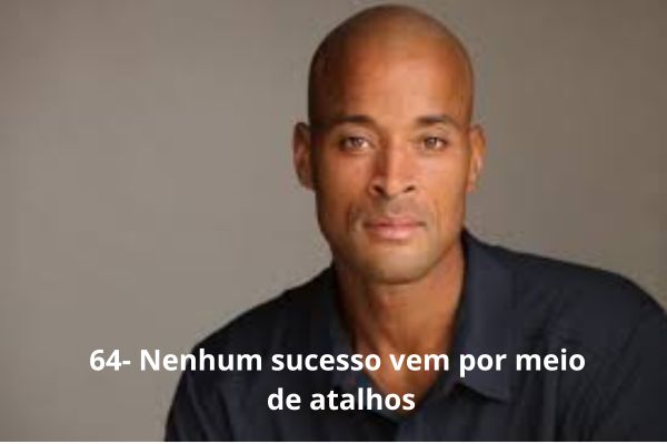 david goggins sentado com camisa preta