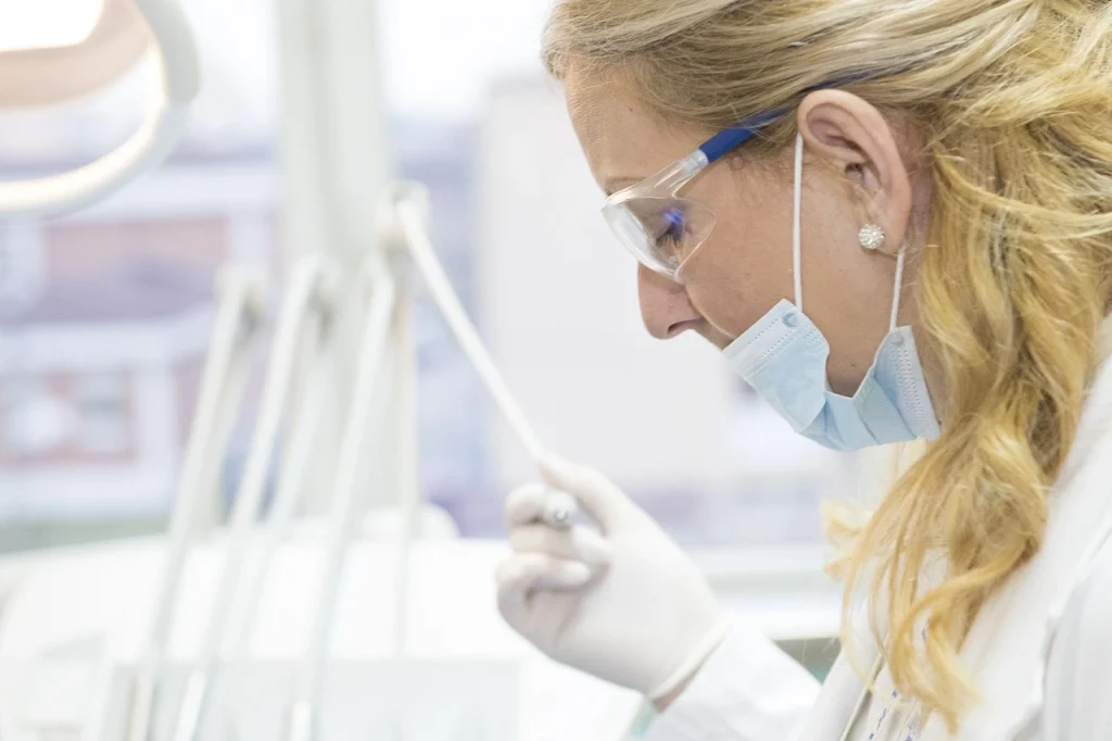 uma mulher de branco cientista 