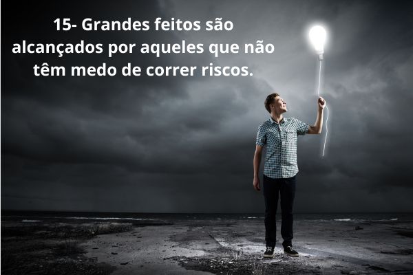 palavras de motivação homem segurando uma linha amarrada com lampada