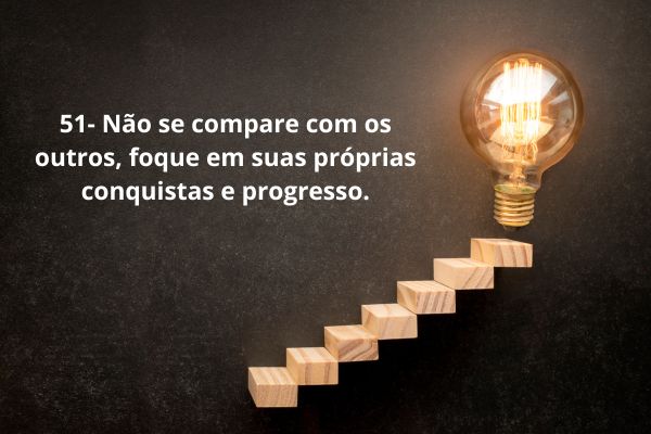 palavras de motivação escsada com uma lâmpada acesa na parte de cima da escada