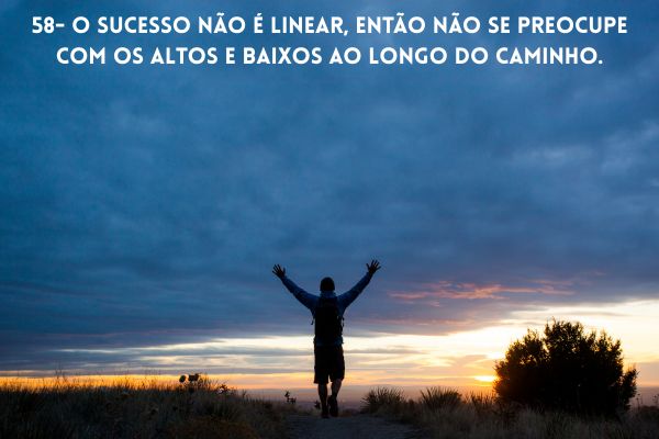 palavras de motivação homem olhando no céu nublado com braços aberto