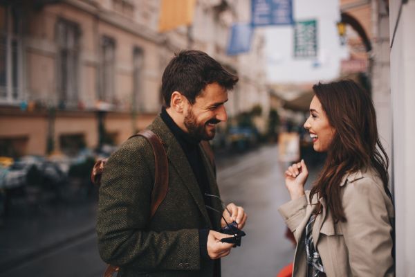 sinais de interesse masculino pela mulher Homem sorrindo para uma mulher