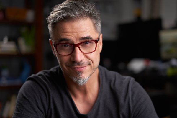 como conquistar homens mais velhos homem de cabelo grisalho de óculos vermelho e camisa preta