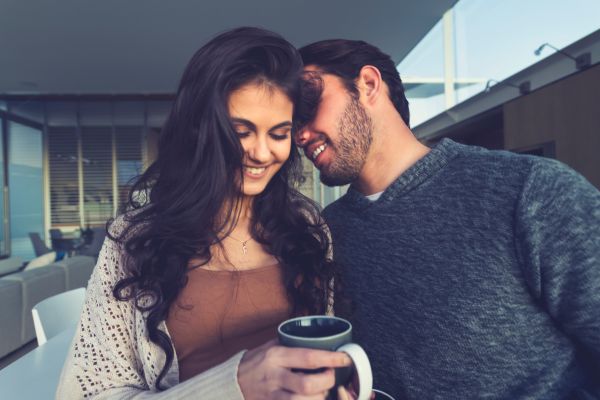 como fazer correr atras de um narcisista um homem falando no ouvido de uma mulher