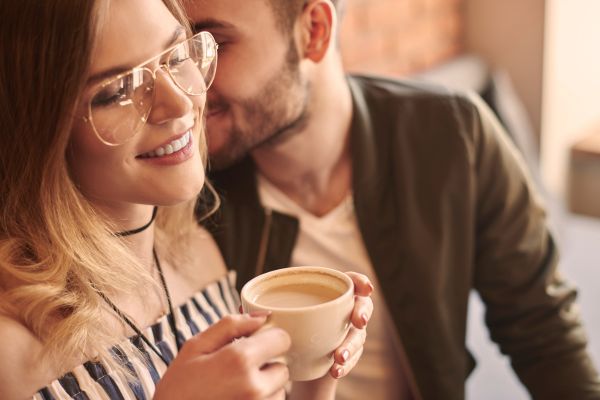 como fazer correr atras de um narcisista mulher com xícara e um homem falando no seu ouvido