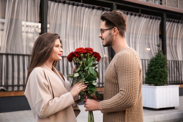 como fazer correr atras de um narcisista homem dando flores para uma mulher