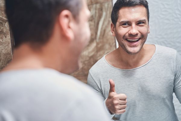 como fazer correr atras de um narcisista homem olhando no espelho se admirando