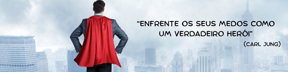 Arquétipo do Herói: Do Chamado a Vitória. 12 Passos pra Superar Limites e Inspirar Pessoas um homem olhando pra cidade com capa do superman com uma frase motivacional de carl jung ao lado dizendo pra enfrentar os meus medos como um verdadeiro heroi
