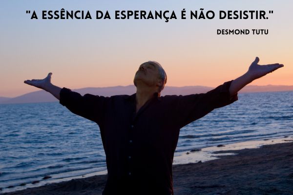 frases de esperança homem de braço aberto na praia olhando pro céu