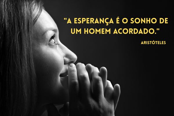 frases de esperança uma mulher olhando pra cima com mão na boca